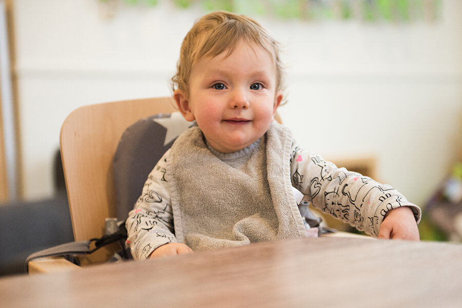 peuter wachtend op een lekkere gezonde snack Baby bij Kinderopvang huizen SKH