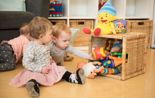 peuters aan het spelen met speelmateriaal en Uk en Puk bij SKH kinderopvang huizen