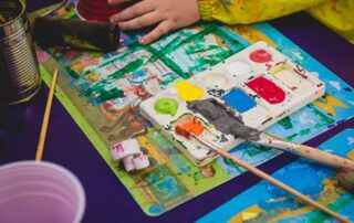Leuk aan het knutselen bij de bso van SKH kinderopvang huizen