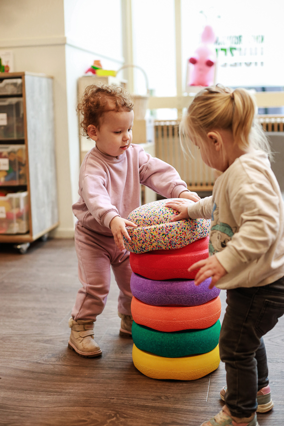 Jongetje aan het spelen met water bij het kinderdagverblijf van SKH kinderopvang huizen 