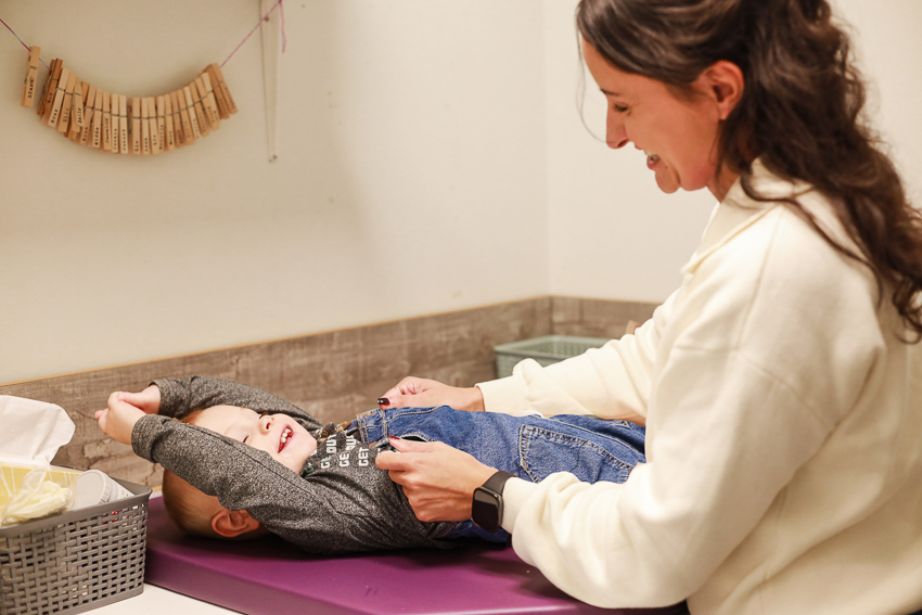 Een liefdevolle medewerker die met de peuters aan het spelen is op SKH kinderopvang huizen