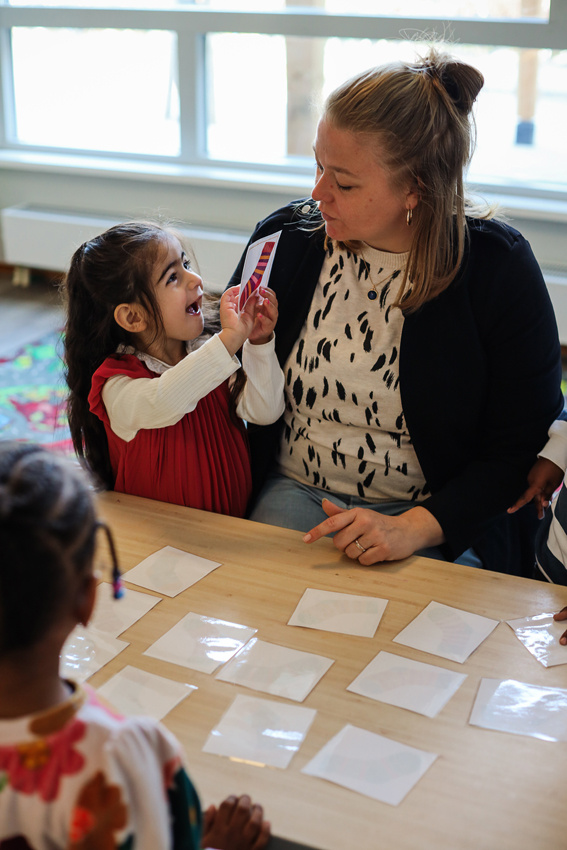 Kinderen van kinderopvang huizen aan het spelen met een liefdevolle medewerker 